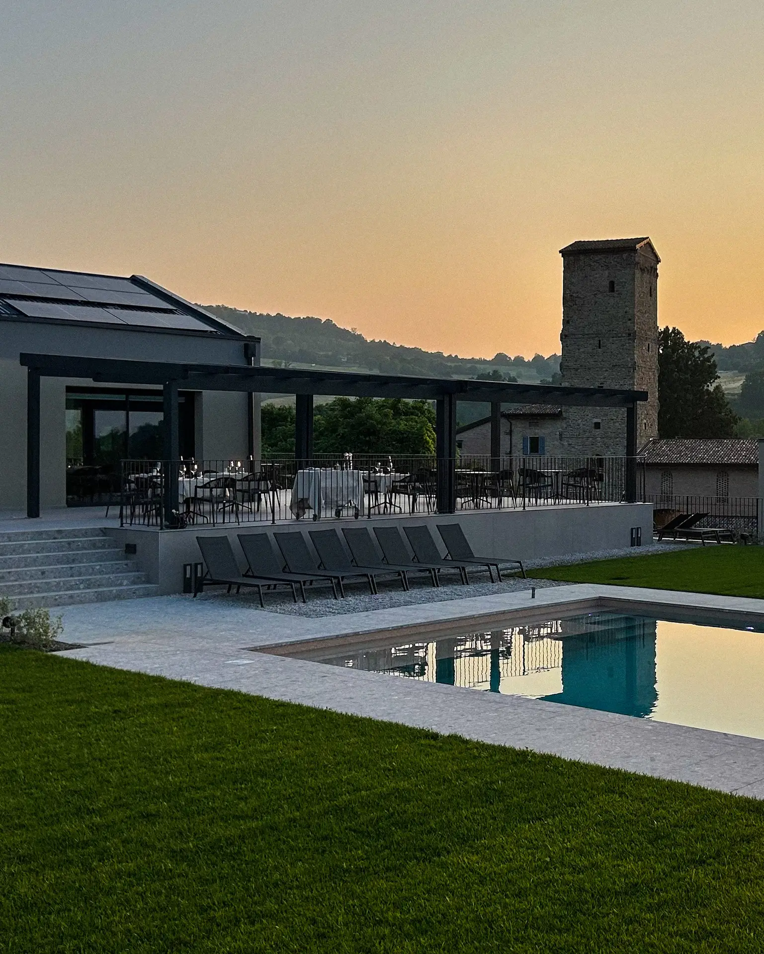 Il resort e la torre di Borgo Torre della Montina al tramonto